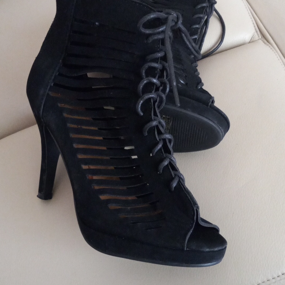 TOP Moda Book 40 Black Lace-Up Cutout Peep-Toe High Heel Booties Sz 8